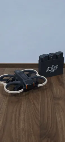 DJI Avata 2 (Apenas Drone), 3 Baterias, Case de Carregamento e Bolsa