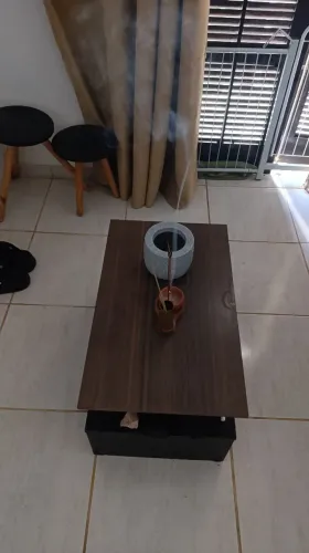 BAR SUSPENSO COM BEBIDAS E TAÇAS+ MESA RÚSTICA 2 CADEIRAS + MESINHA DE CEBTRO +2 banqueta