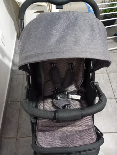 Carrinho de bebê usado excelente pra uso