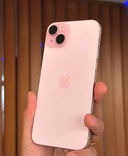 Vendo iPhone 15 Plus 256 GB, na cor rosa, em ótimo estado de conservação.