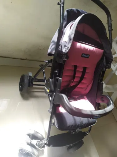 Carrinho de bebê e bebê conforto 