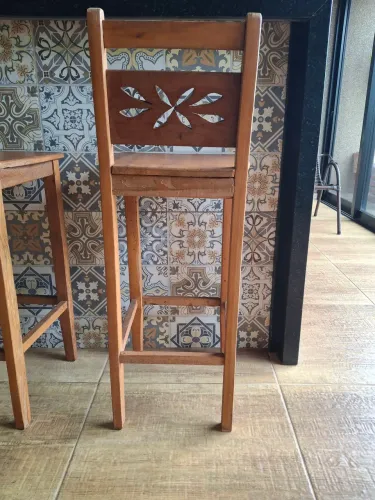 Vende-se 4 banquetas em madeira