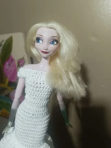 Vendo boneca da Elsa de 40cm usada sem a roupa original ela tem o vestido de crochê