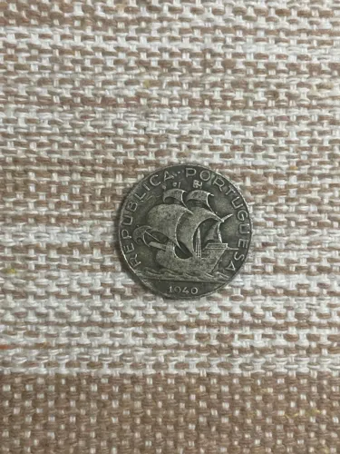 Moeda antiga de prata da República Portuguesa 2$50 1940, cédulas antigas BR