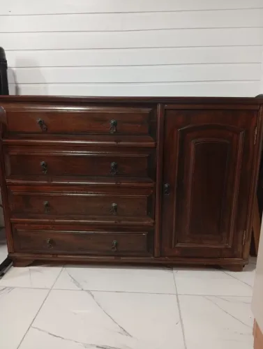 Vende-se esta cômoda de madeira maciça