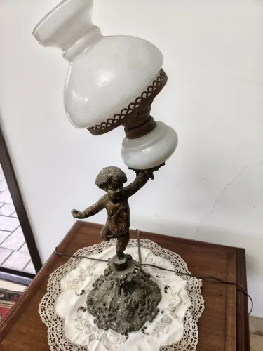 Abajur vintage(anos 70)em bronze.Precisa pequeno reajuste na cúpula