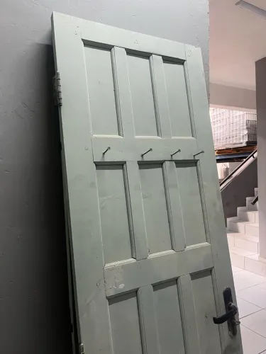 PORTAS DE MADEIRA MACIÇA E GRADE PARA JANELAS
