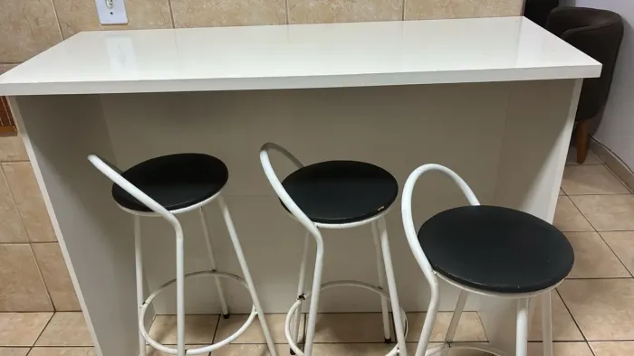 Banqueta com 3 cadeiras