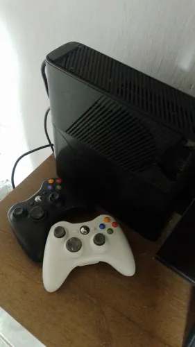 Xbox 360 para retirada de peças mais 2 controles em bom estado