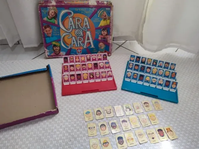 Jogo de Tabuleiro Cara a Cara Estrela anos 80 usado