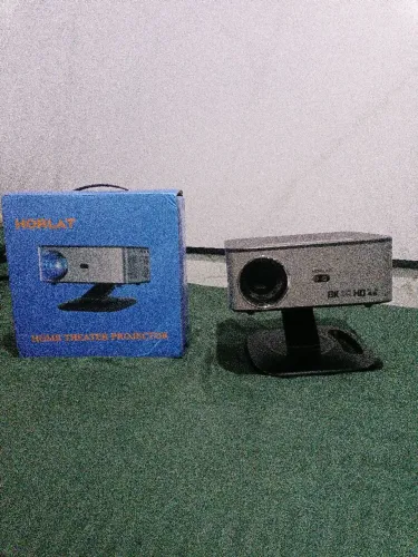 Vendo projetor horlat novo , na caixa com excepcional luminosidade , base giratória ,lindo