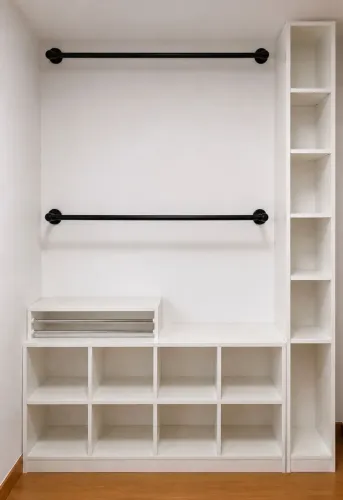Closet moldulado de MDF e cabideiros