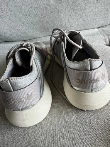 Tênis adidas