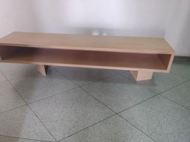 Lindo Rack de madeira maciça para TV, Som e objetos de adorno.