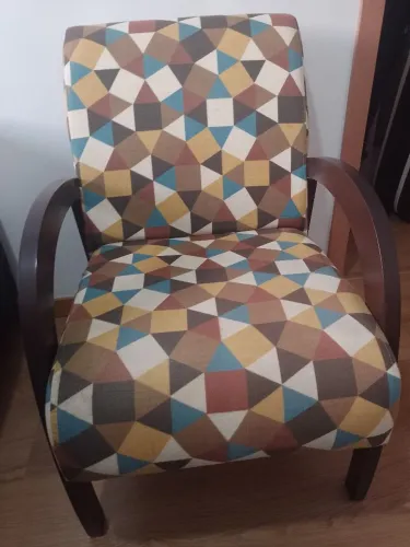 Vendo linda poltrona em tecido e madeira de ótima qualidade, com pouco tempo de uso.