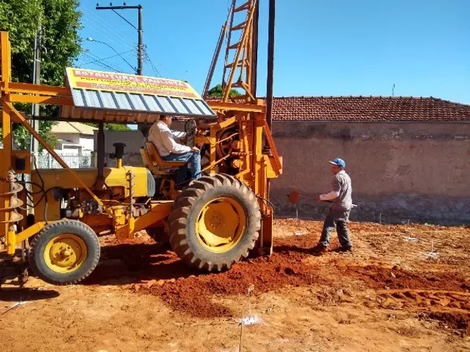 Perfuratriz com apiloamento de fundo de estaca.
