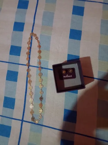Conjunto de colar e brinco Romannel 