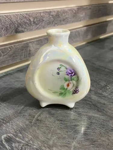 Vasinho decorativo de porcelana acabamento perolado