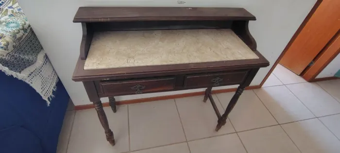 Escrivaninha com mármore travertino