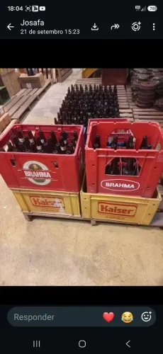 Oito grades de cerveja vazias, mais 250 vasilhames de cerveja 600ml, vazios.