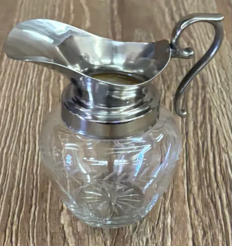 Pequena jarra antiga