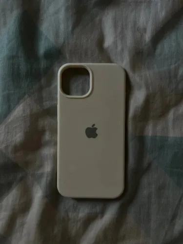 Capa Iphone 13 branca siliconada por fora e revestida com camurça por dentro