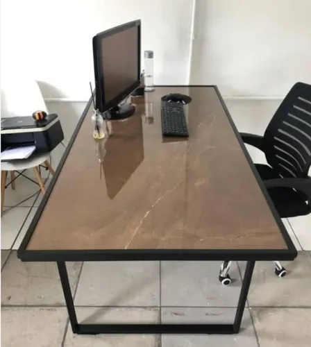 Mesa base de ferro com tampo de porcelanato
