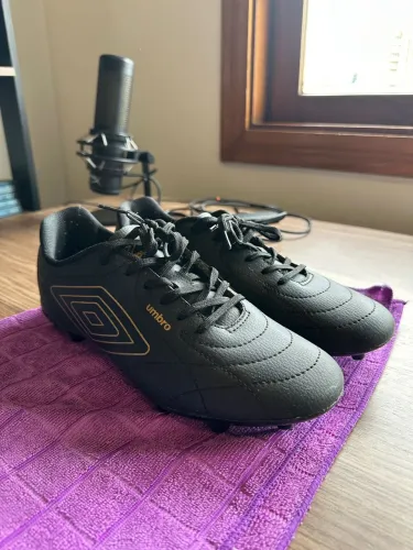 Chuteira Campo Umbro Class Footballer Preta/Dourada - Usada 1x