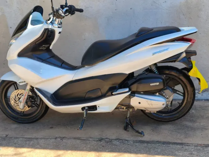 Moto PCX 150 CC Honda câmbio automático 