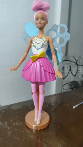 Barbie Dreamtopia Fada Bolhas Mágicas da Mattel, conhecida por suas asas que fazem bolhas.
