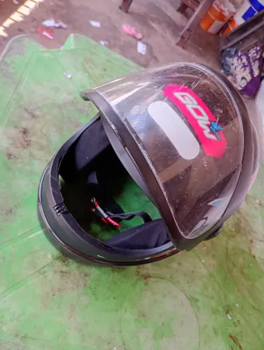 Capacete semi novo 