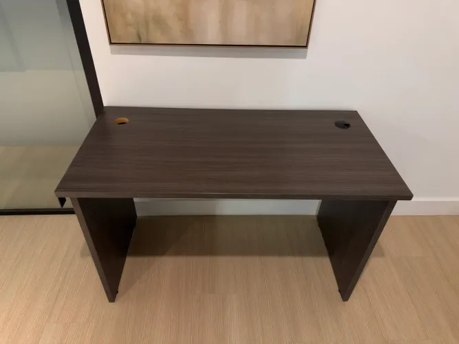 Mesa de Escritório com Passa Fio em MDF