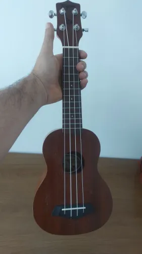 Ukulele Tagima + capa de proteção