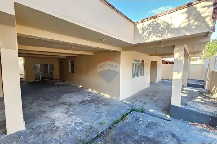 Casa com 3 quartos, quintal amplo, 4 vagas na Cidade Nova
