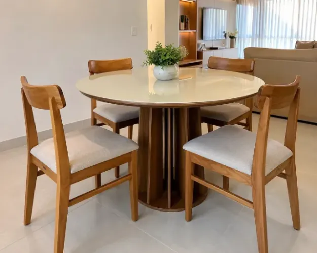 Mesa de Jantar Redonda Dalla Costa + 4 Cadeiras em Madeira