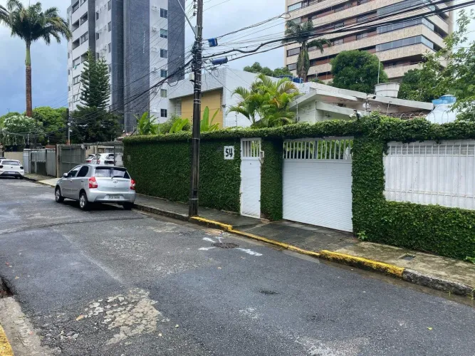 Terreno em Casa Forte à venda em Santana, Recife-PE: 445,22 m² de área para investir e con