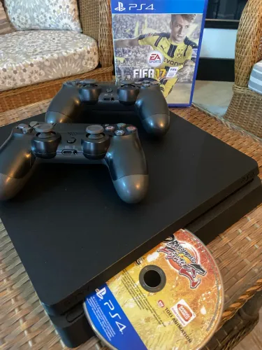 PS4 Slim / 2 Controles / + 10 Jogos