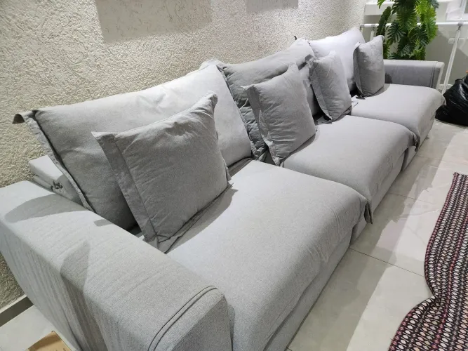 Sofá retrátil na cor cinza, capacidade para 7 pessoas sentada