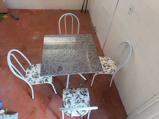 Jogo de mesa com 4 cadeiras