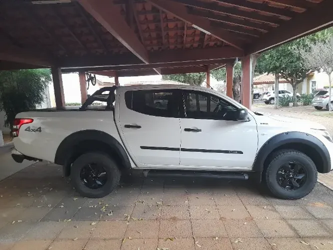 Mitsubishi L200 Triton Sport GLX 2.4 CD Diesel Mec. 2020