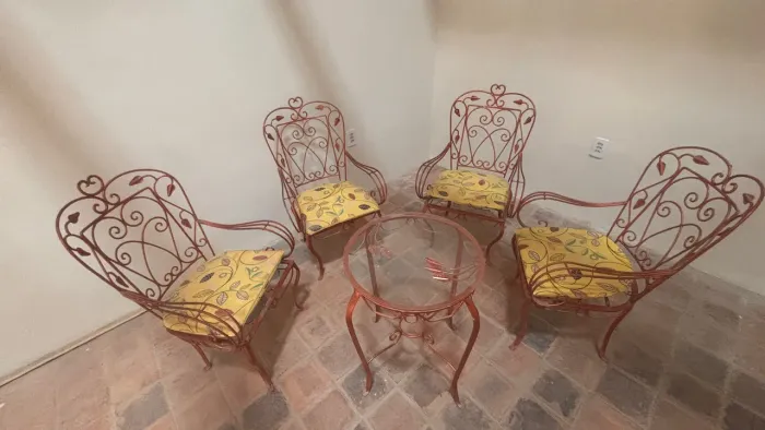 Conjunto de cadeiras/poltronas ? folhinha?, com mesinha (tampo de vidro)