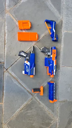 Lote Nerf Elite: Stryfe (Elétrica) + Retaliator + Acessórios Modulares + Dardos