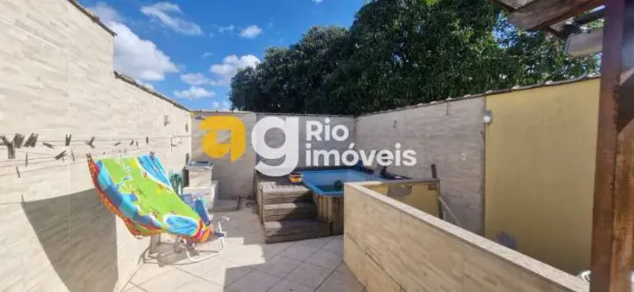 Casa de rua : Duplex / Residencial / Bento Ribeiro