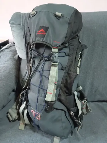 Mochila trilhas e rumos crampom 48L cinza trekking montanha viagem acampamento