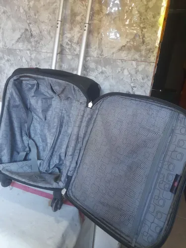 Bousa de viagem de rodinha seme nova linda vende se