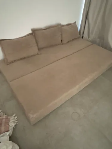 SOFÁ CAMA COM ALMOFADAS