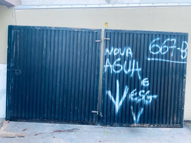 Portão de ferro fechado 