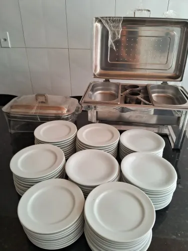 Vendo 80 pratos brancos de porcelana Shimidt para sobremesa e 1 Rechaud Retangular  Brinox