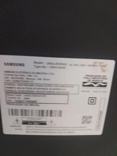 Vendo   250 tv smart 43p com problema  na tela  