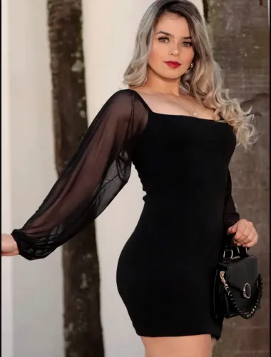Vestido preto manga tule